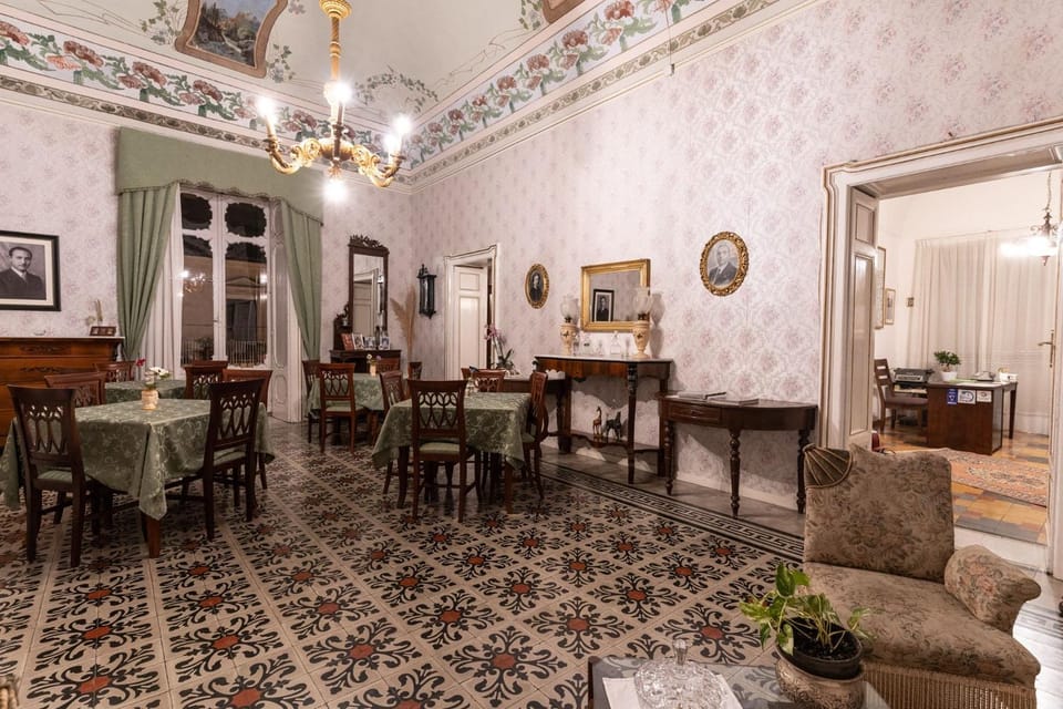 Seating area, Internal: Not applicable to any particular room