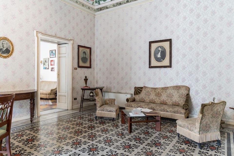Seating area, Internal: Not applicable to any particular room