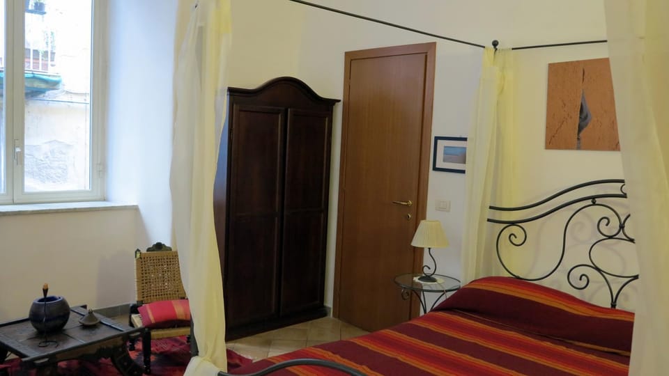 - B&B "Centro Antico" - Bed and Breakfast in Naples