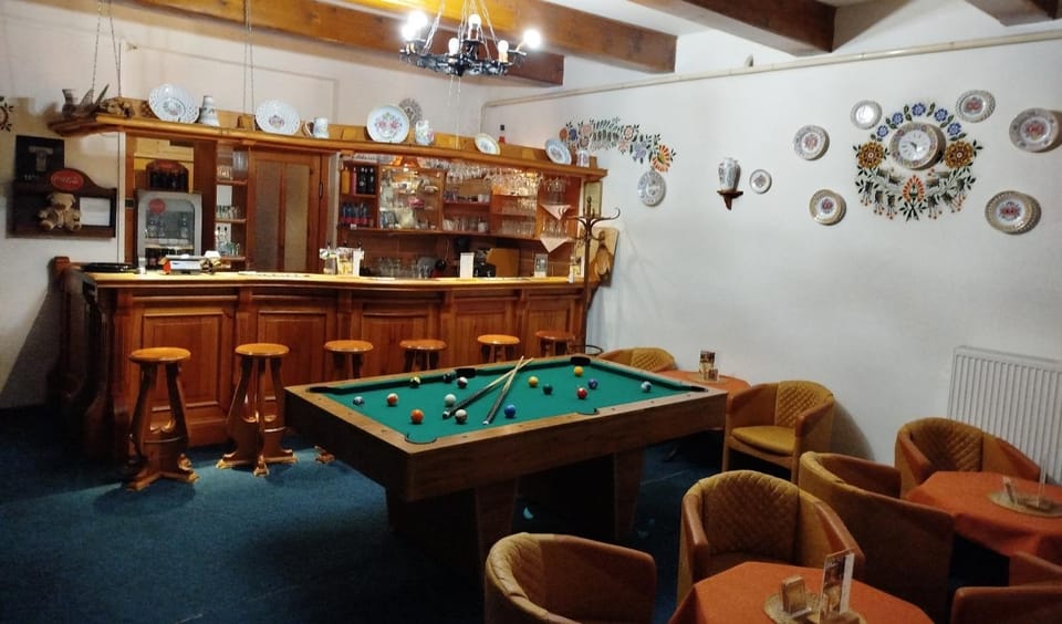 Billiard, Game Room, Lounge or bar
