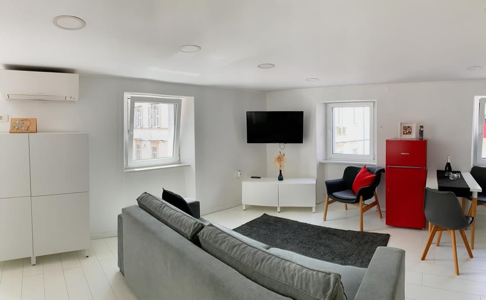 TV and multimedia, Living room, Seating area, air conditioner