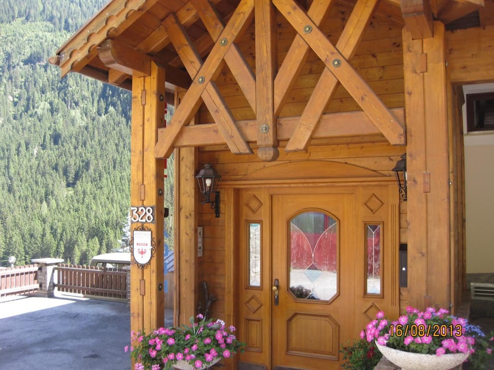 Haus Helga Bed and Breakfast in Canton of Grisons