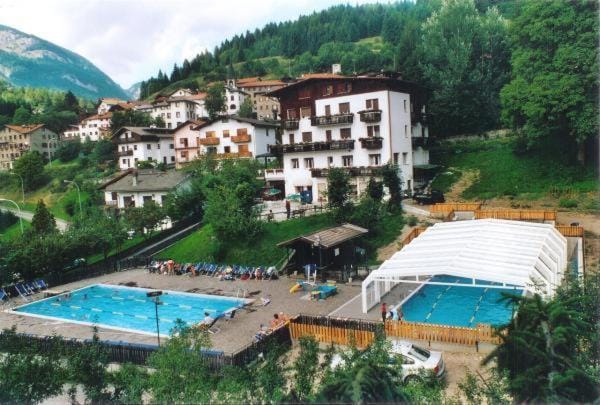 Day, Pool view