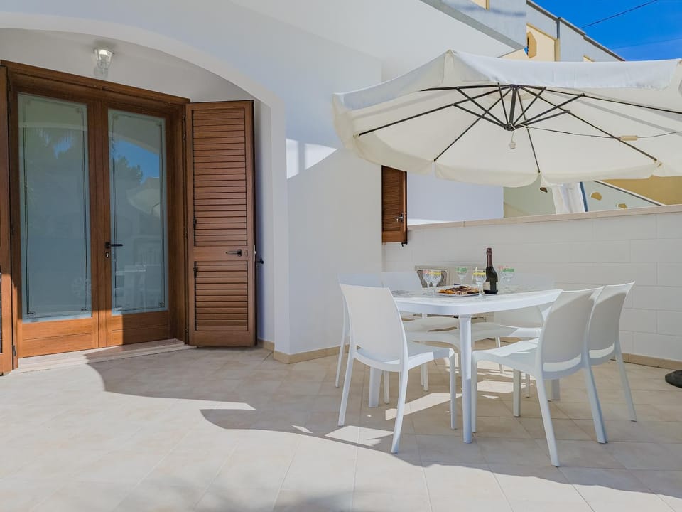 Patio, Day, Dining area