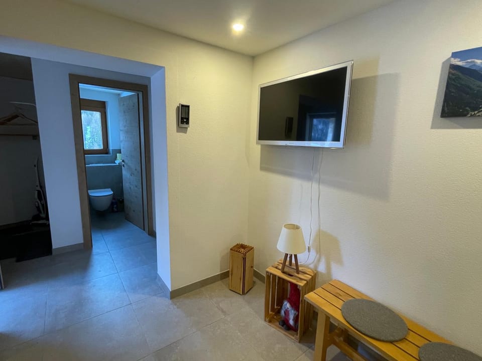 Communal lounge/ TV room, TV and multimedia, Seating area