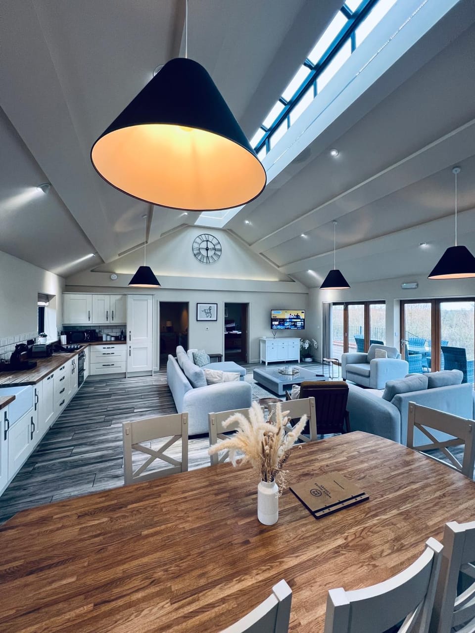 Kitchen or kitchenette, Living room, Banquet/Function facilities, Seating area, Dining area