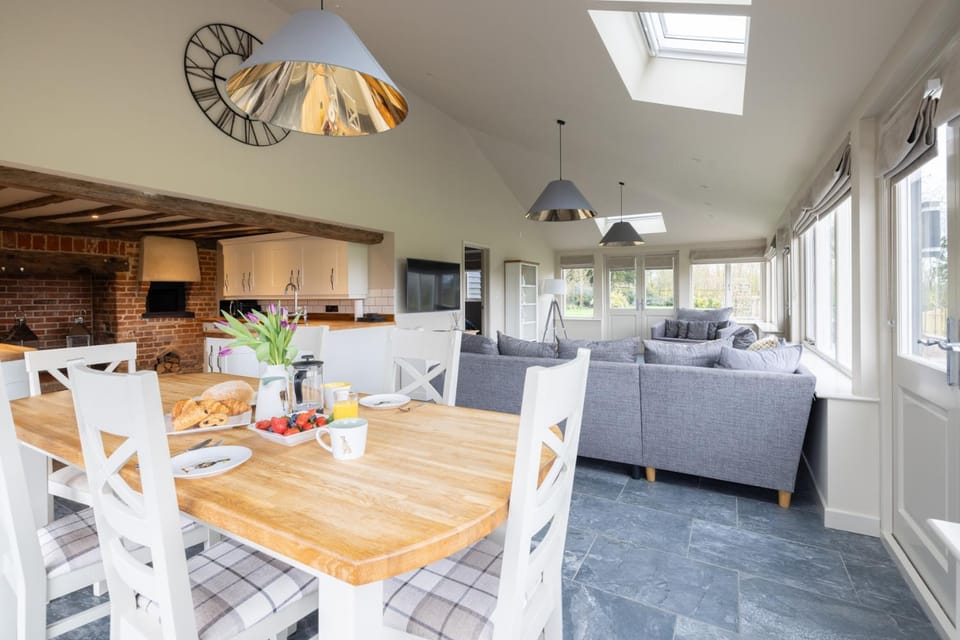 Living room, Food and drinks, Seating area, Dining area