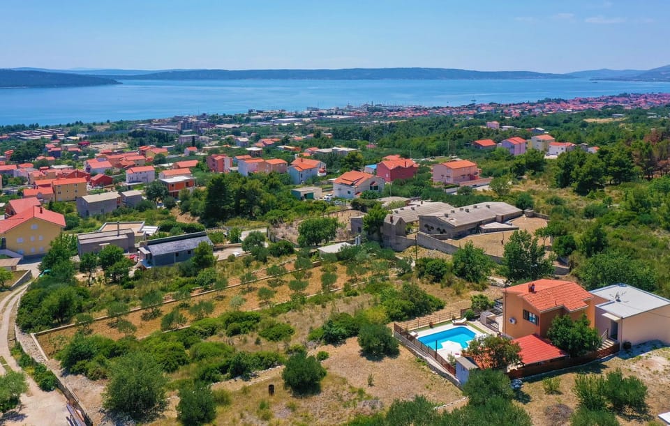 Property building, Neighbourhood, Natural landscape, Bird's eye view, City view, Sea view