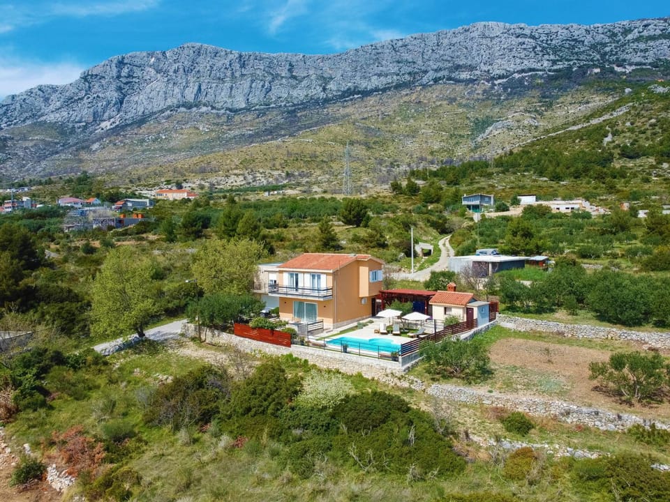 Property building, Nearby landmark, Natural landscape, Bird's eye view, Mountain view