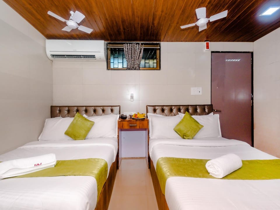 Shower, Bed, Bathroom, Coffee/tea facilities, Dining area, Bedroom, Family