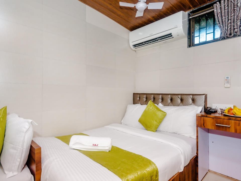 Shower, Bathroom, Coffee/tea facilities, Dining area, Bedroom, City view, Garden view