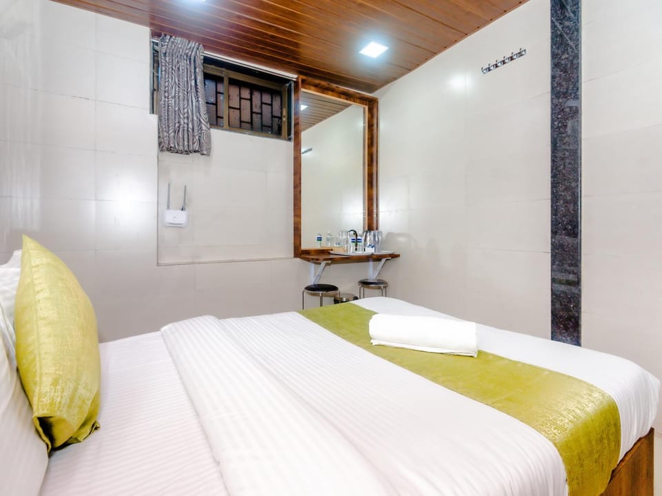 Shower, Bed, Bathroom, Coffee/tea facilities, Food and drinks, Dining area, Bedroom, City view, Garden view