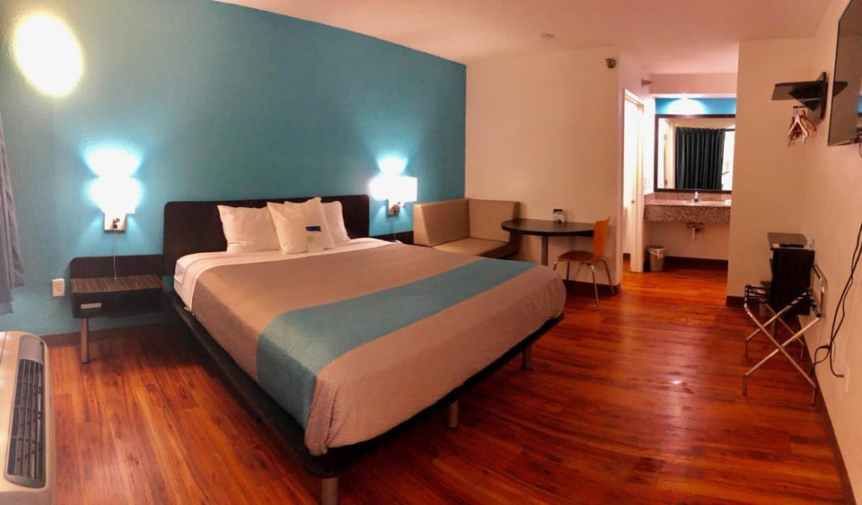 Bed, TV and multimedia, Seating area, Bedroom