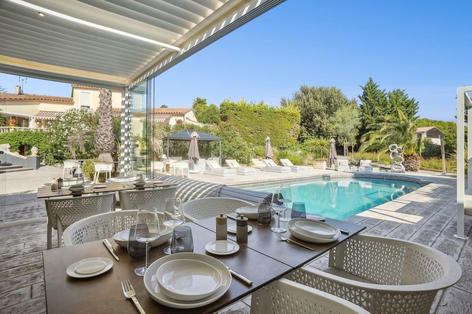 Restaurant/places to eat, Lounge or bar, Swimming pool, sunbed
