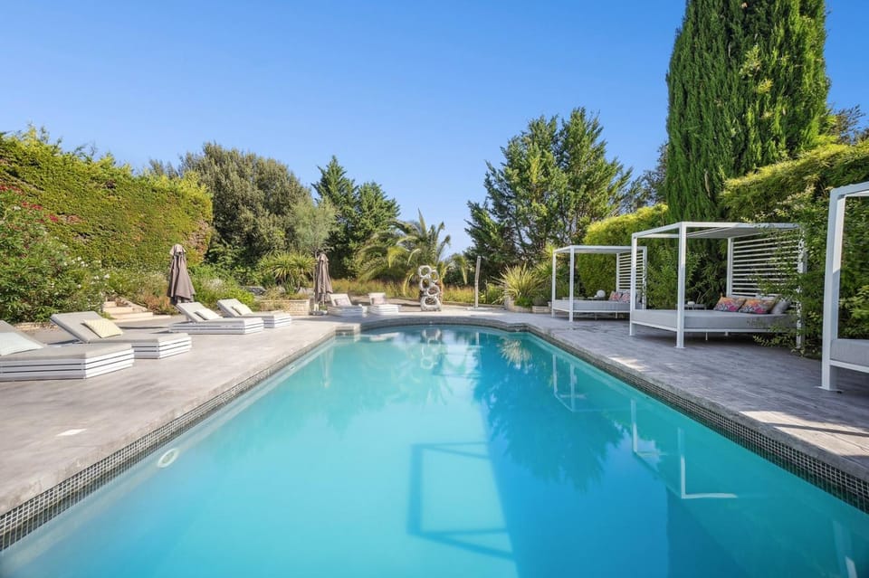 Swimming pool, sunbed