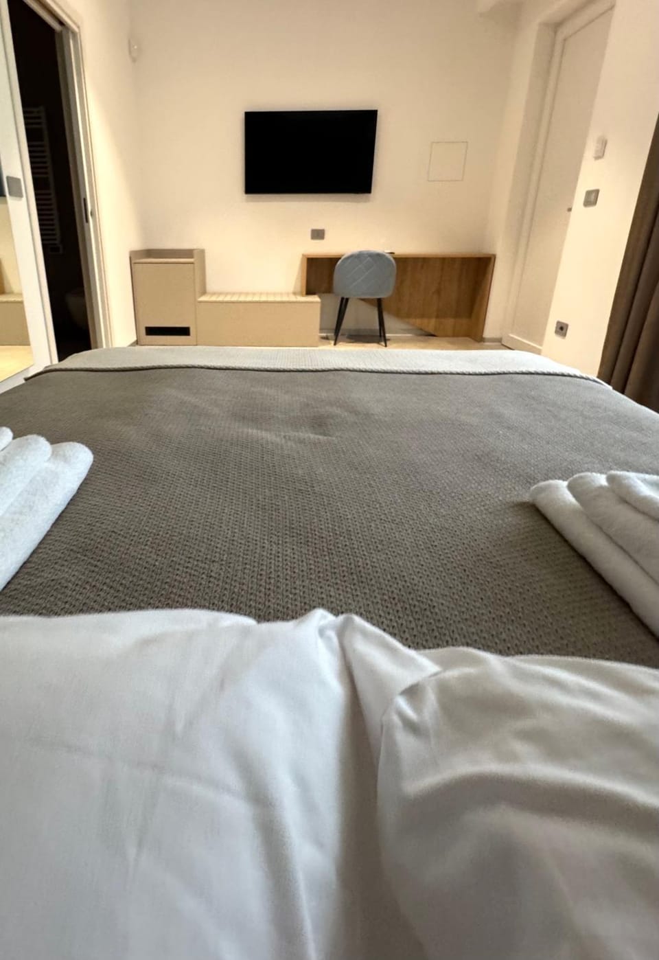Bed, TV and multimedia, Bedroom