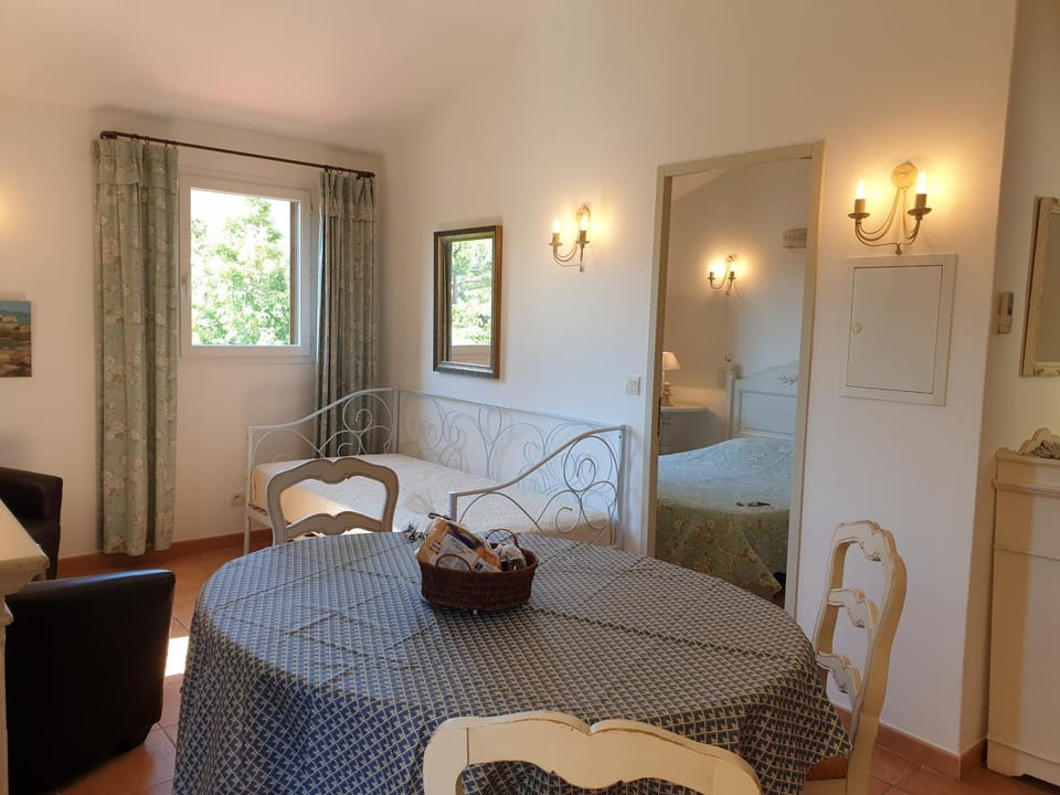 Bed, Living room, Dining area, Bedroom