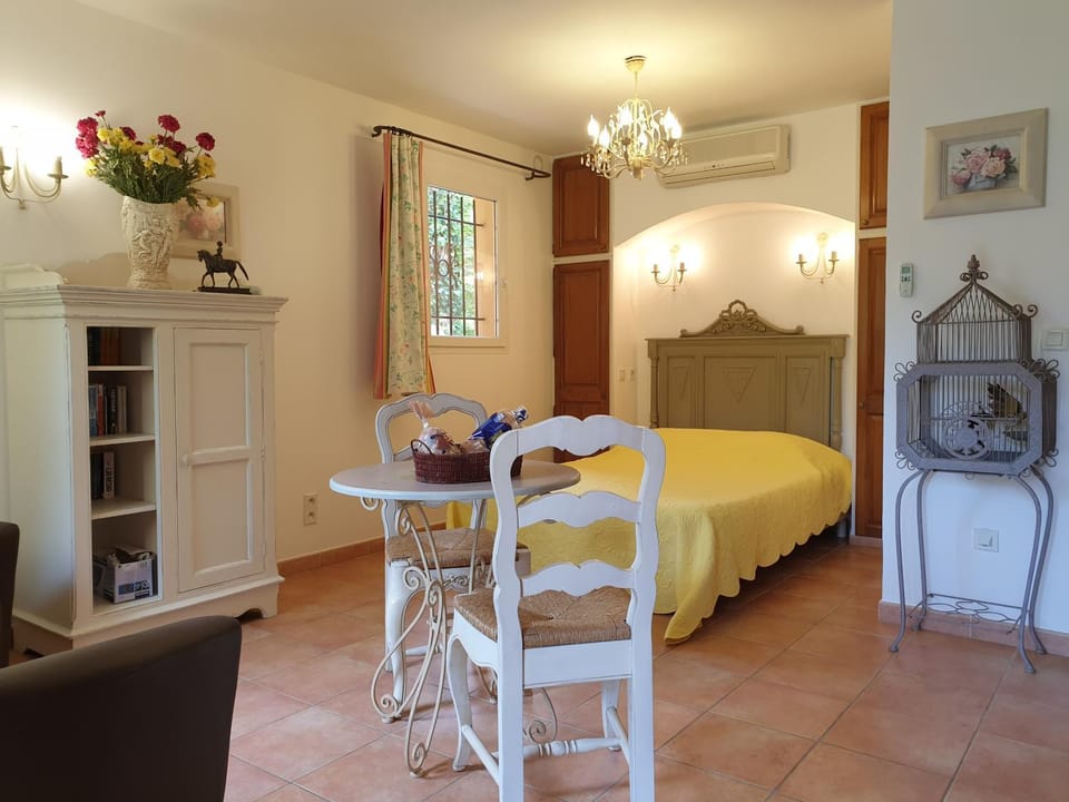 Bed, Living room, Photo of the whole room, Dining area, Bedroom