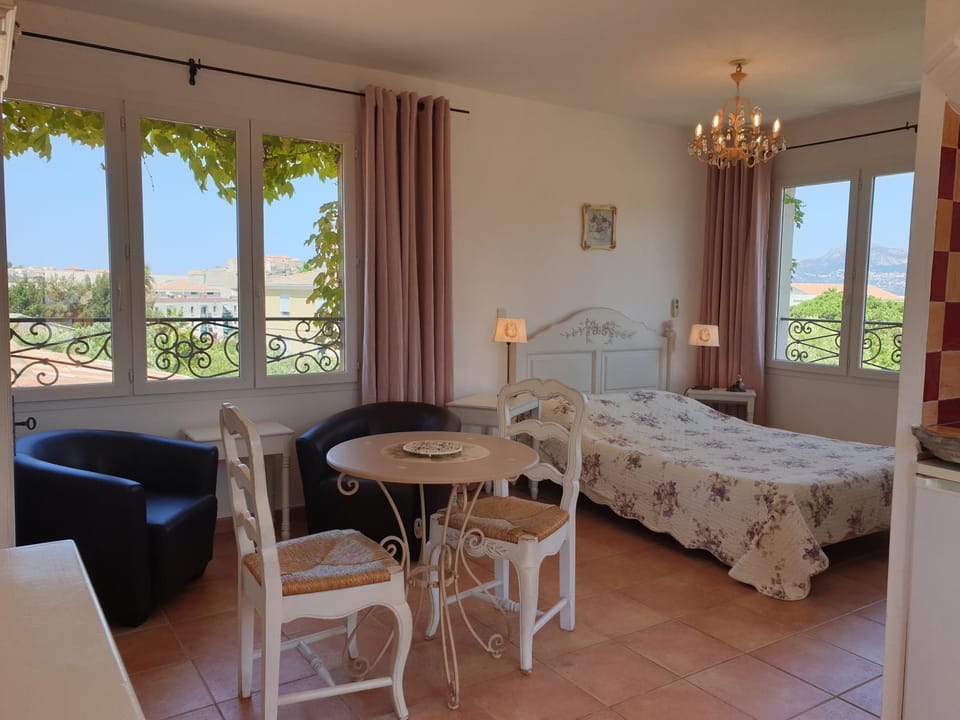Bed, Dining area, Bedroom
