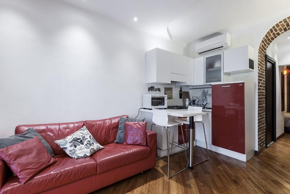Communal lounge/ TV room, Library, Library, TV and multimedia, Kitchen or kitchenette, Living room, Seating area, Dining area