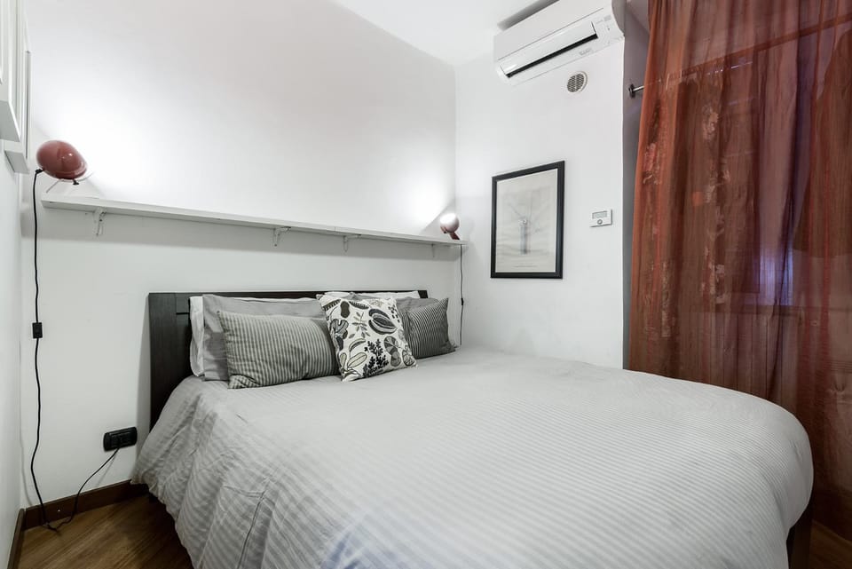 Bed, TV and multimedia, Bedroom