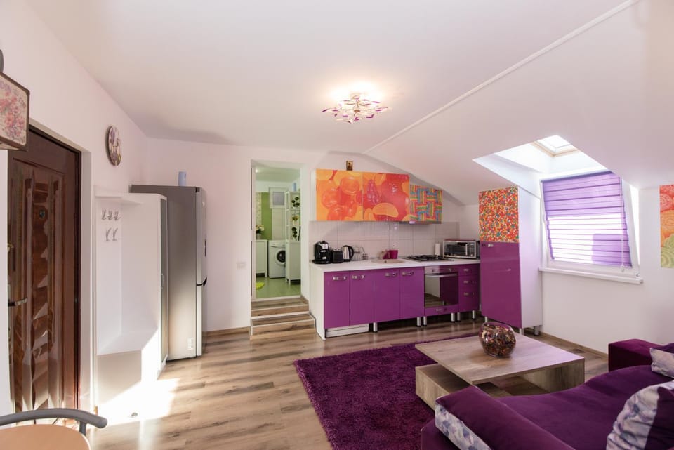 Kitchen or kitchenette, Living room, Seating area, Dining area