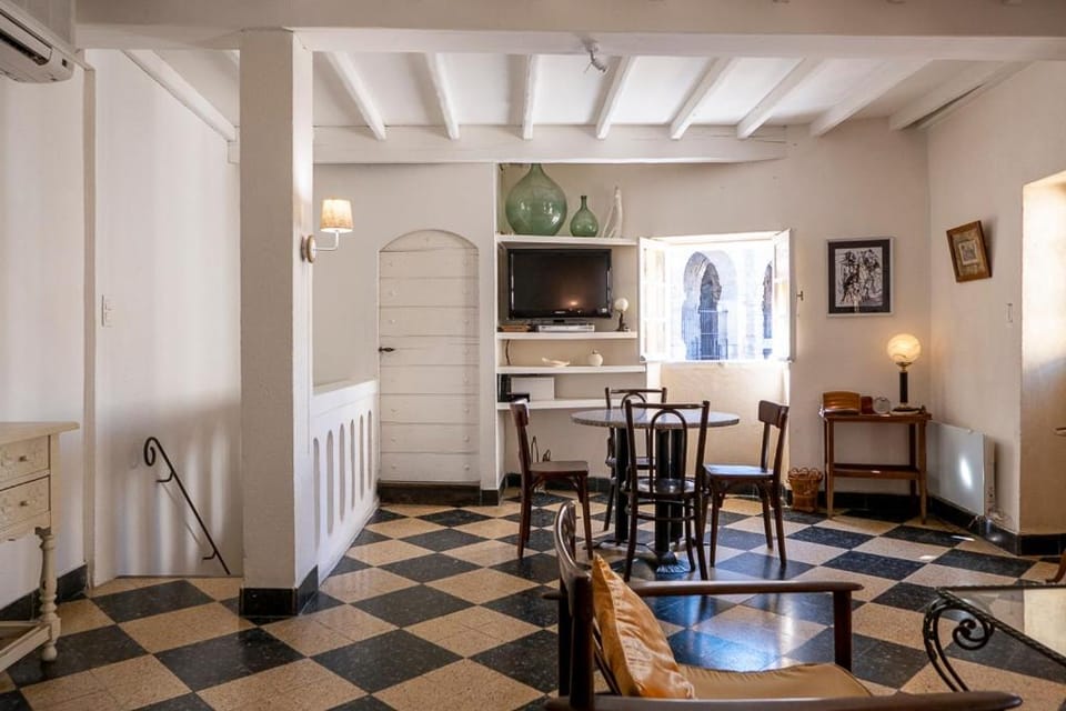 Seating area, Dining area
