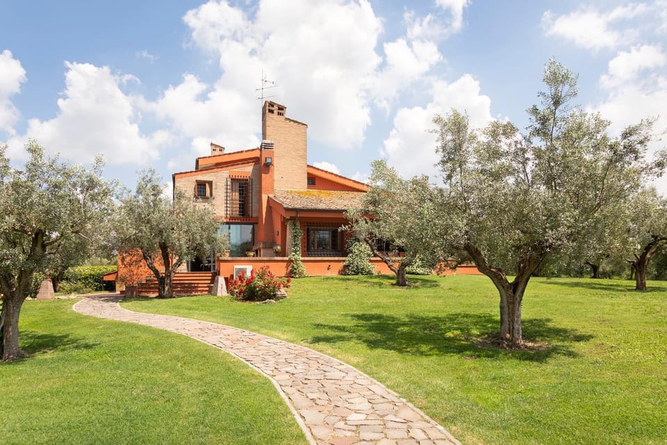 Ultra Luxe Villa w Stunning Pool Paradise Villa in Rome