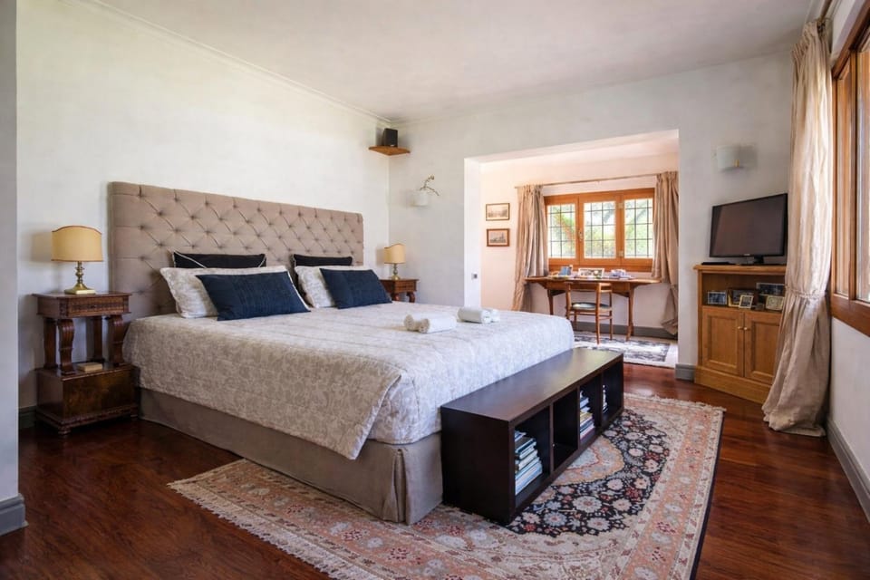 Bed, TV and multimedia, Bedroom