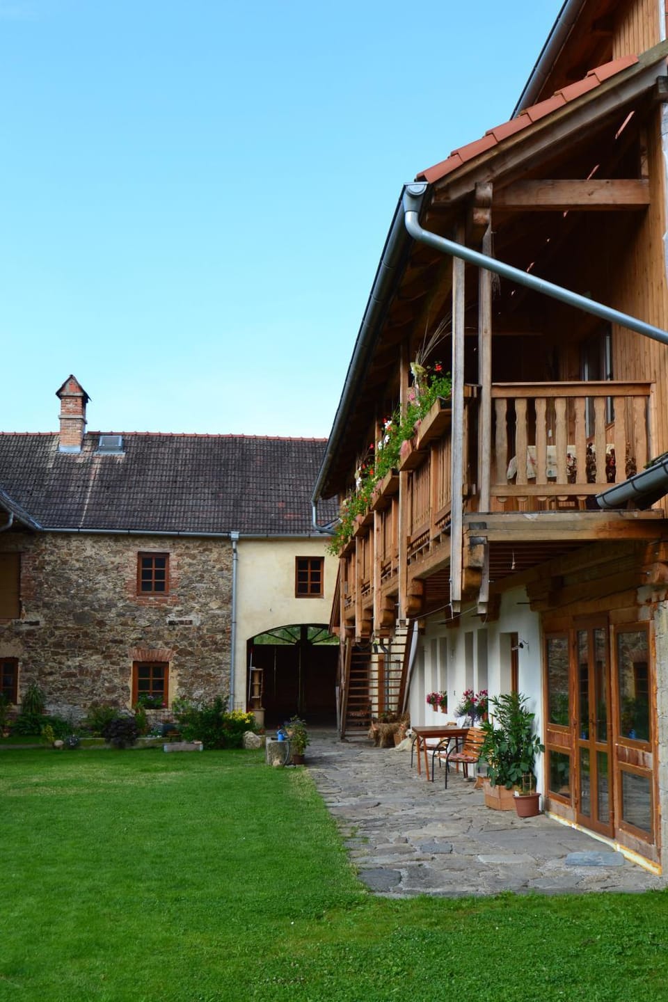 Property building, Day, Garden, Balcony/Terrace
