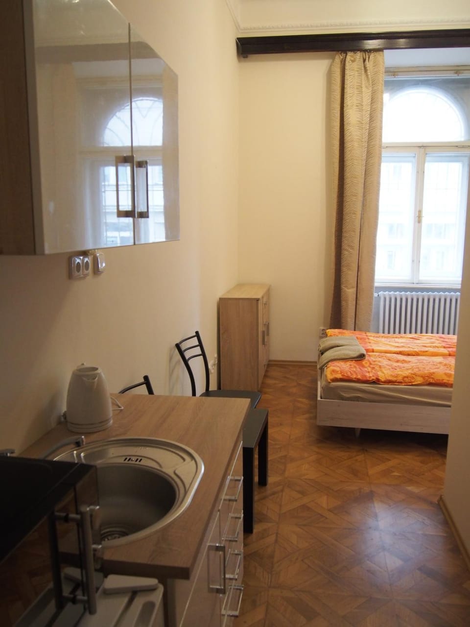 Day, Photo of the whole room