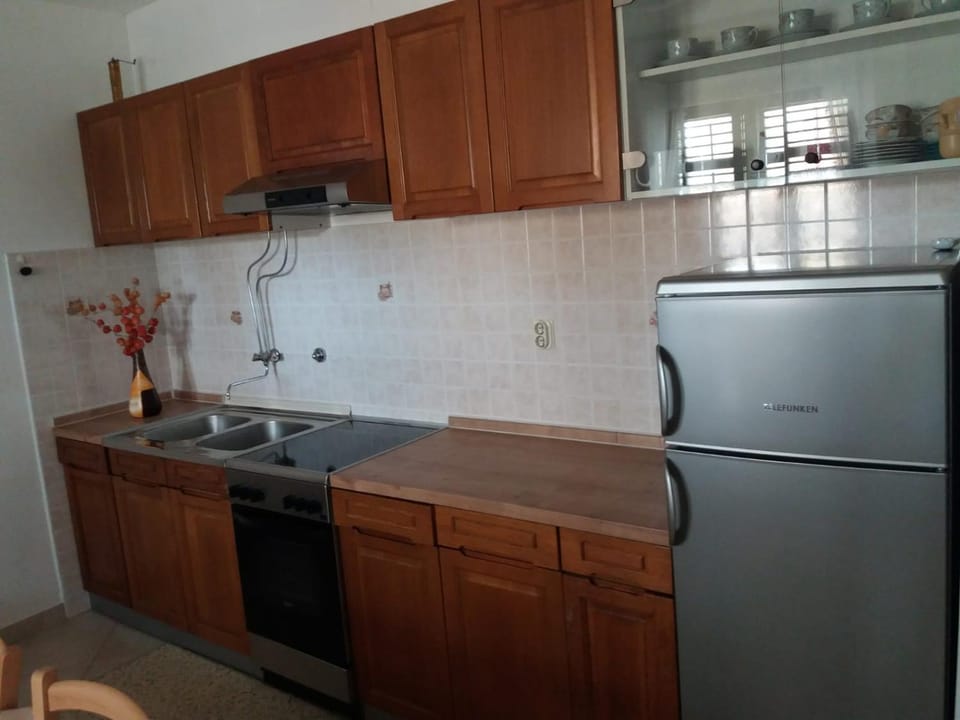 Kitchen or kitchenette, Communal kitchen