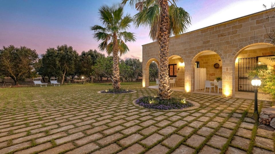 Property building, Patio, Facade/entrance, Garden