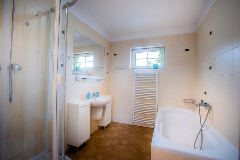 Shower, Toilet, Bathroom, Bath