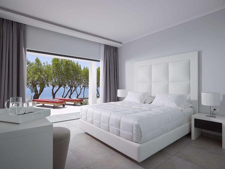 Photo of the whole room, Sea view