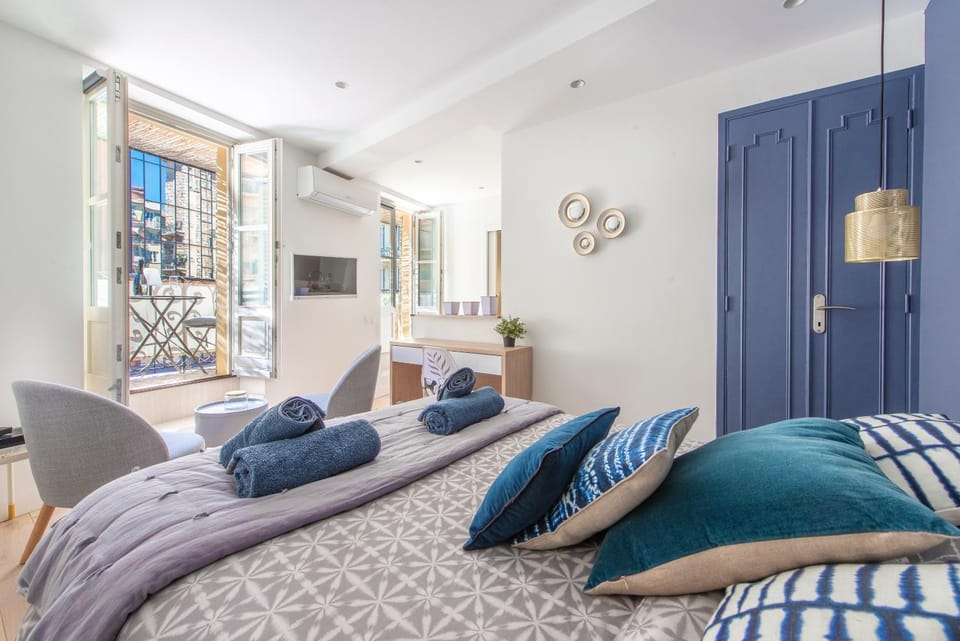 Seating area, Bedroom