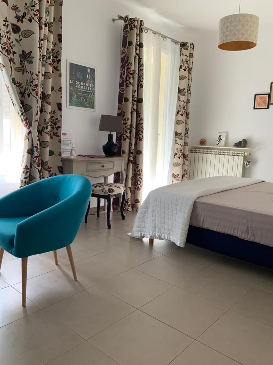 Bed, Seating area, Bedroom