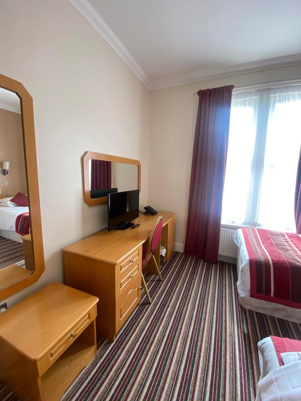 Bed, TV and multimedia, hair dresser