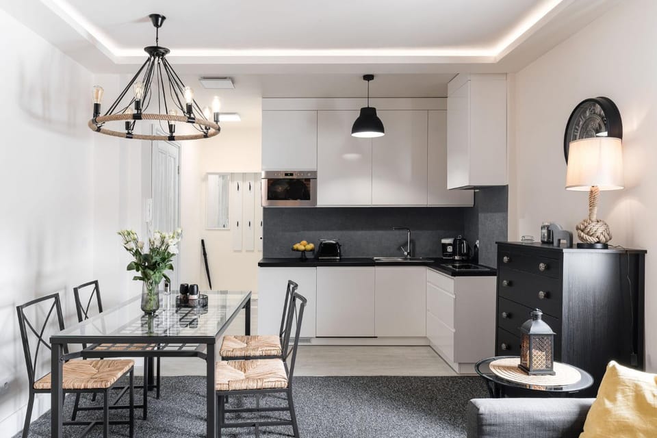 Kitchen or kitchenette, Dining area