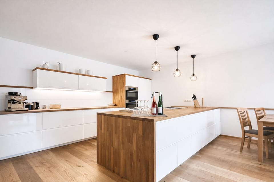Coffee/tea facilities, Kitchen or kitchenette, Dining area, stove