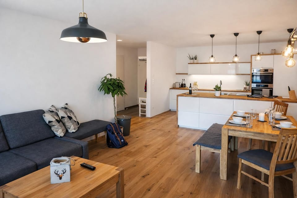 Coffee/tea facilities, Kitchen or kitchenette, Living room, Seating area, Dining area