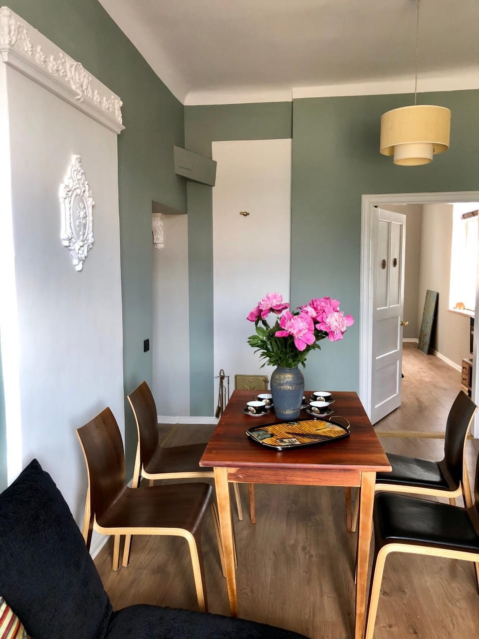 Kitchen or kitchenette, Living room, Photo of the whole room, Decorative detail, Dining area, Family
