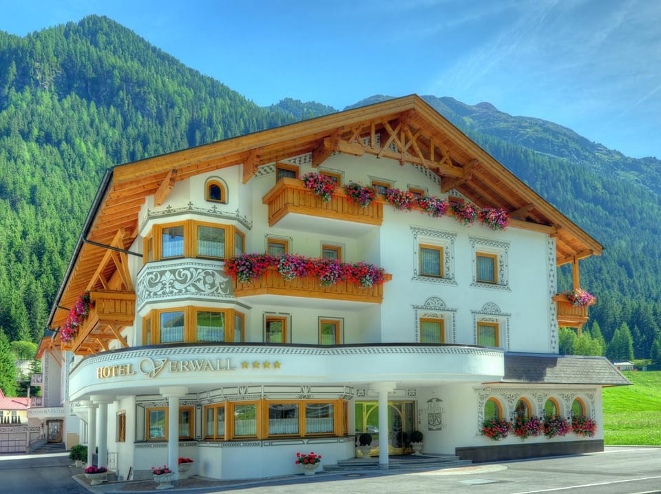 Facade/entrance, Mountain view