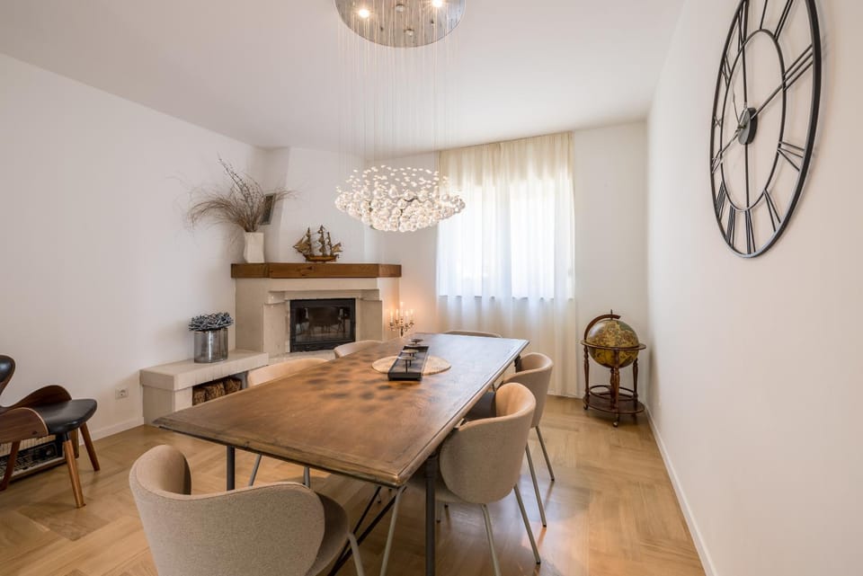 Dining area, fireplace