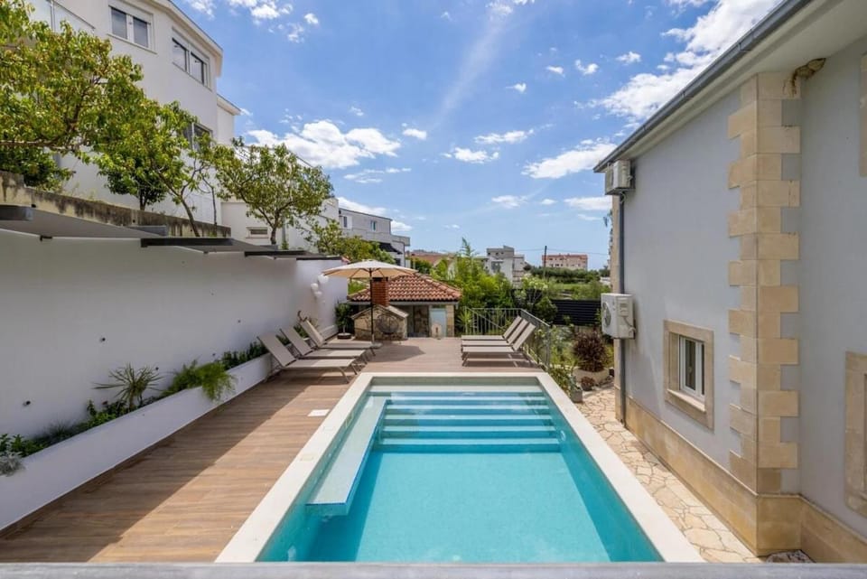 Day, Pool view, Swimming pool, sunbed