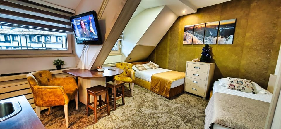 Bed, TV and multimedia, Seating area, Bedroom