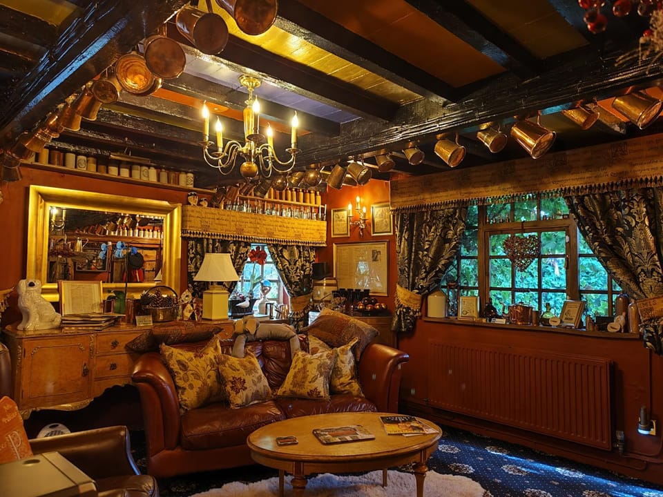 Wizards Thatch Medieval Styled Suites with Four Poster Beds Bed and Breakfast in England