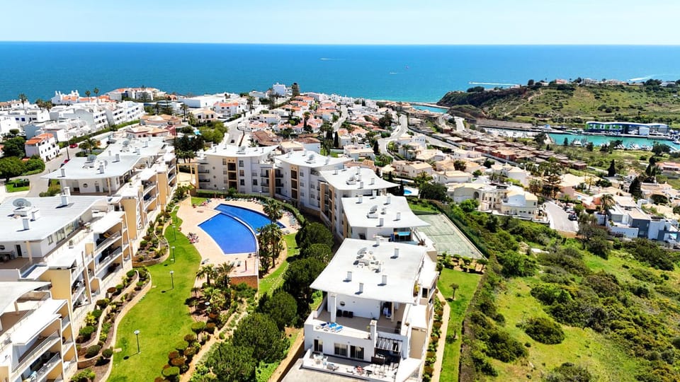Property building, Nearby landmark, Day, Neighbourhood, Bird's eye view, Sea view, Swimming pool
