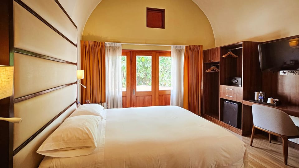 Bed, TV and multimedia, Coffee/tea facilities, Photo of the whole room, Bedroom, safe, wardrobe
