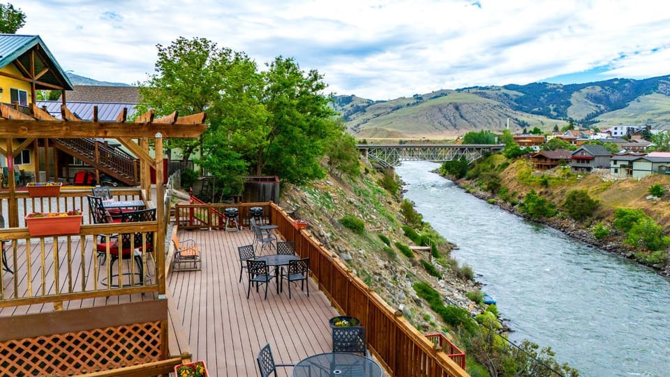 Yellowstone Riverside Cottages Hotel in Gardiner